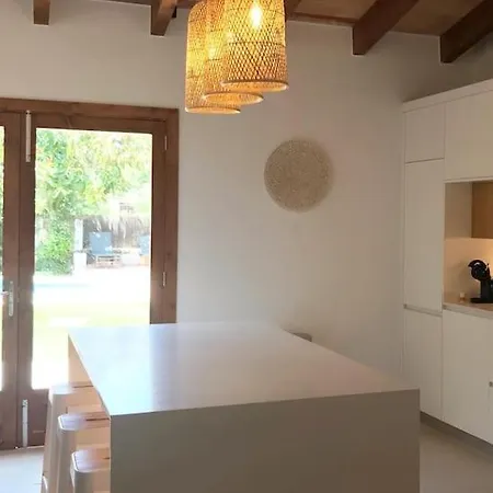 Dakota, Modern With Private Pool And Garden 5 Min From The